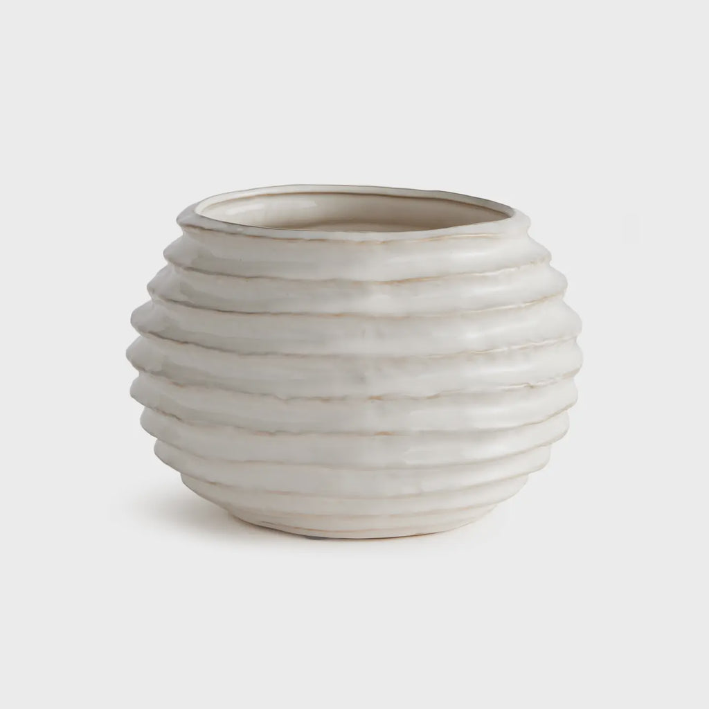 Avani Pot, Medium